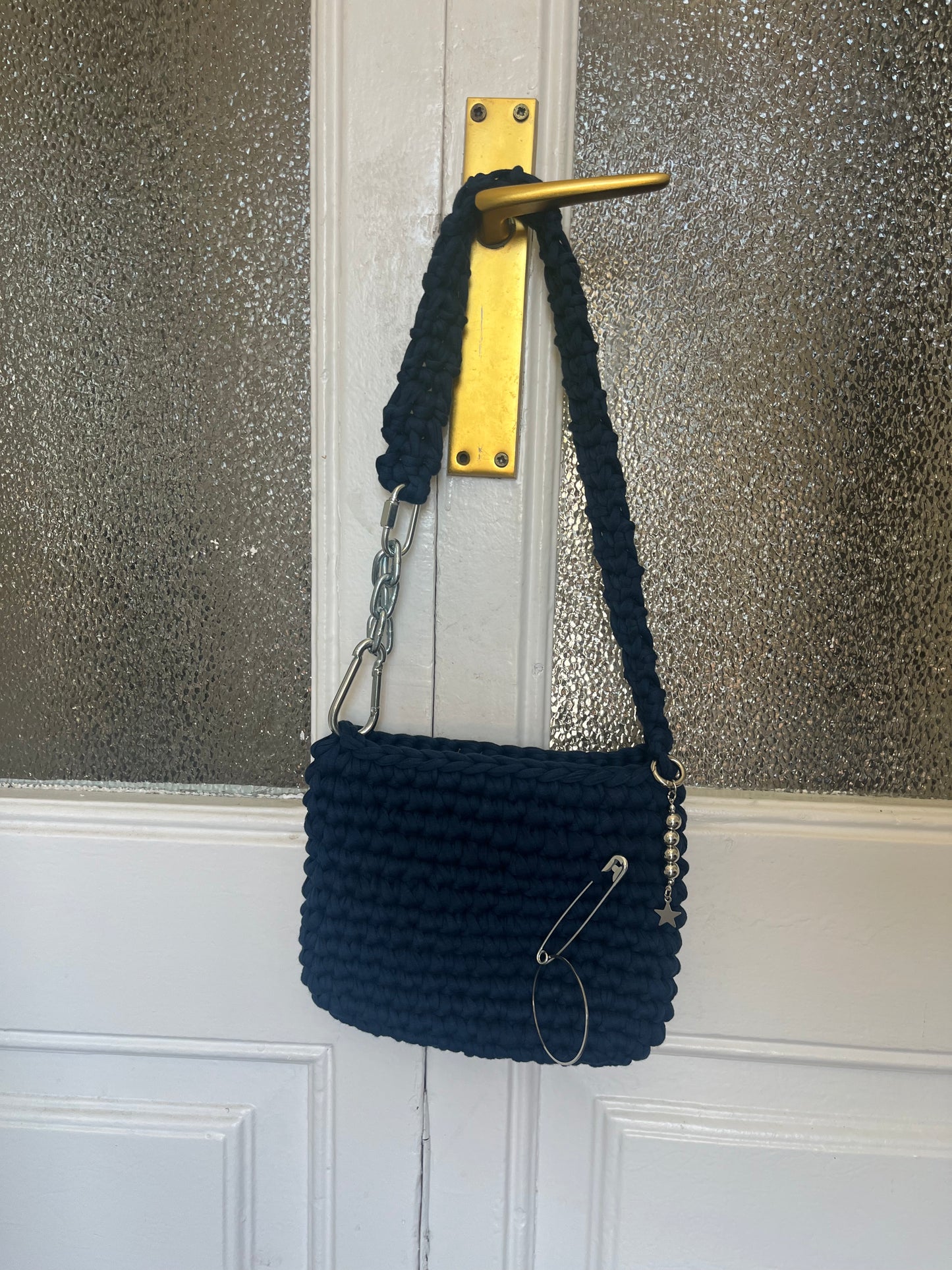 Shoulder bar with chains