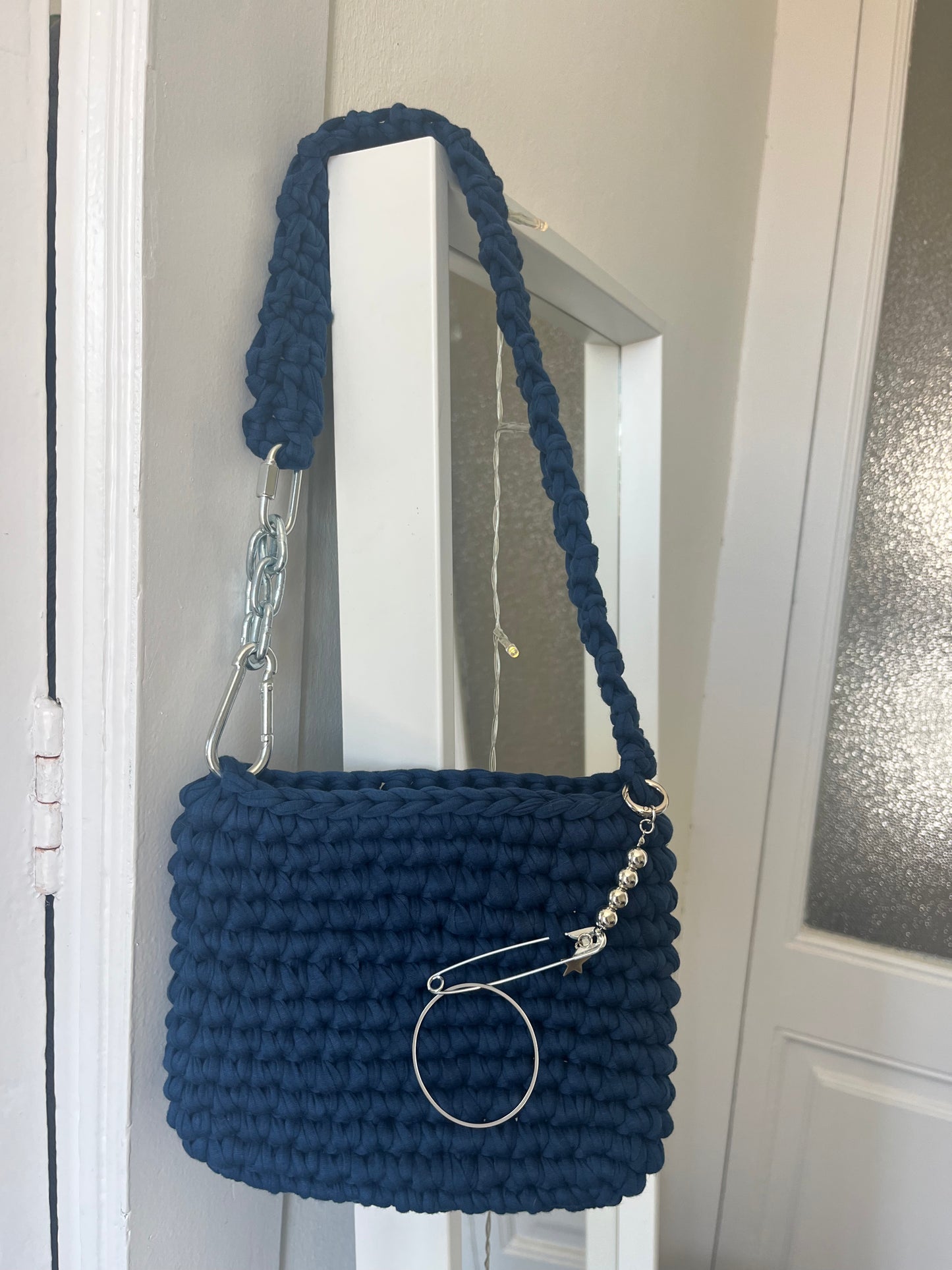 Shoulder bar with chains