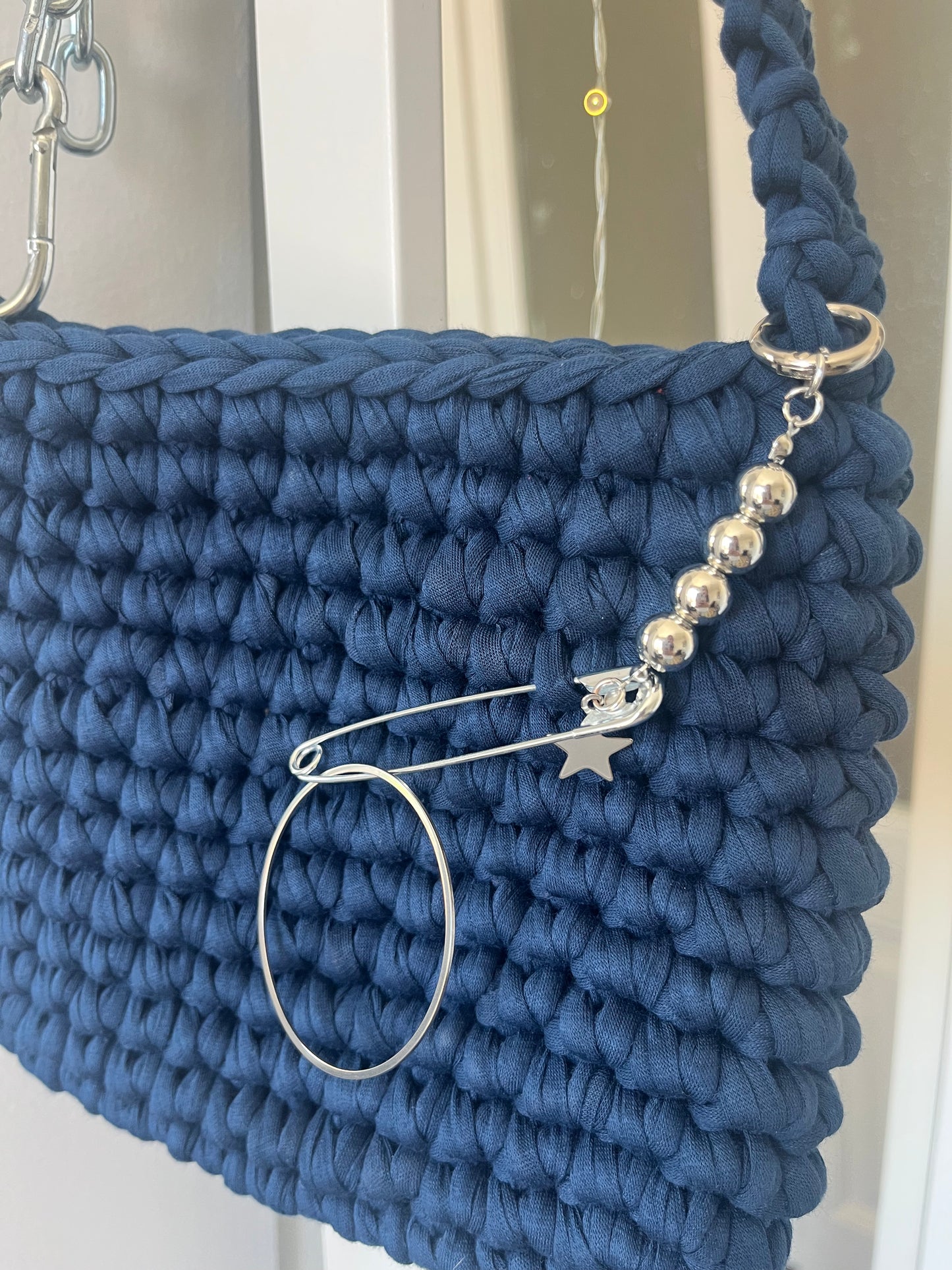 Shoulder bar with chains